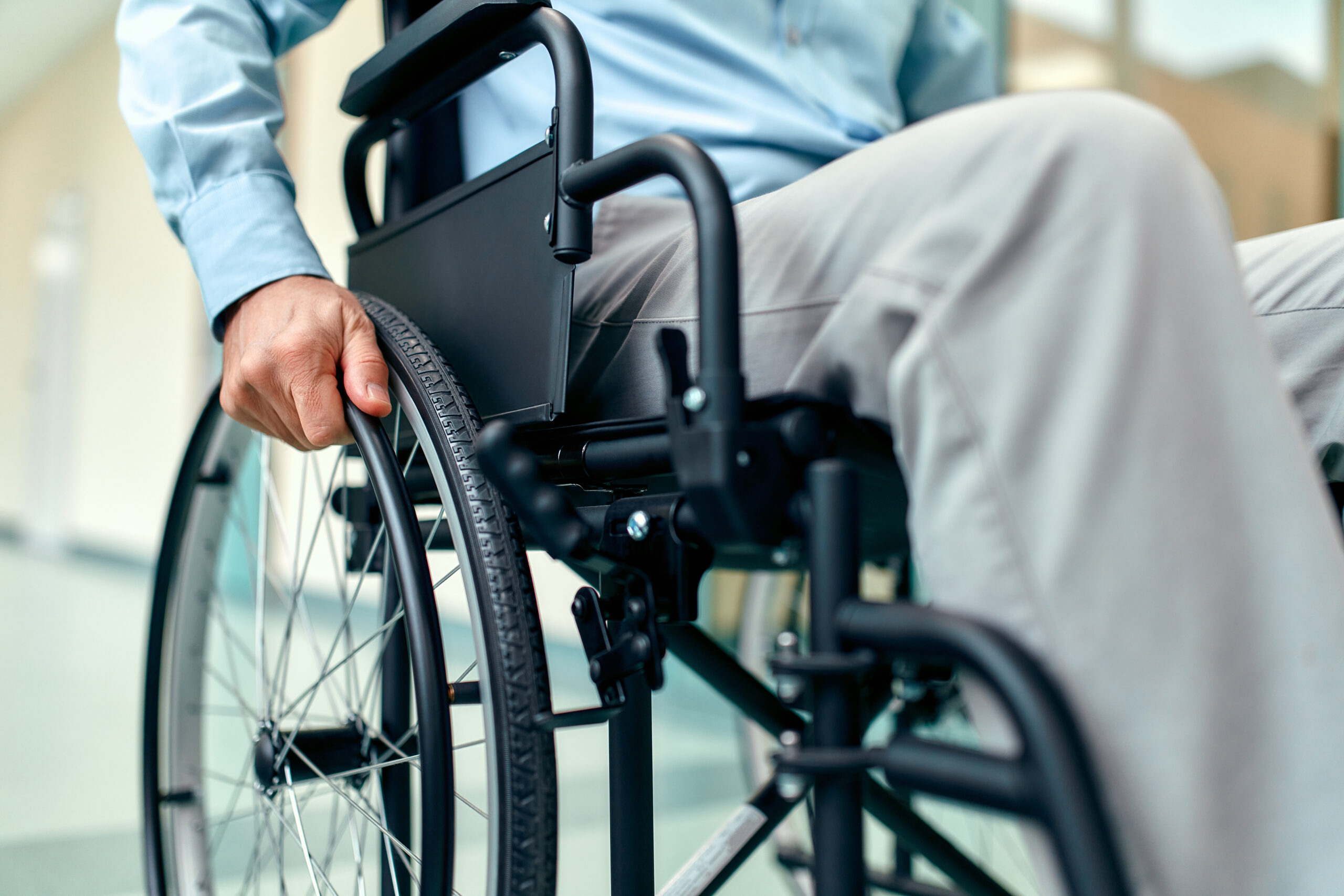 Auxílio-Doença (Incapacidade Temporária): como solicitarcared for in hospital, disabled mature grandfather in wheelchair, elderly disability concept.